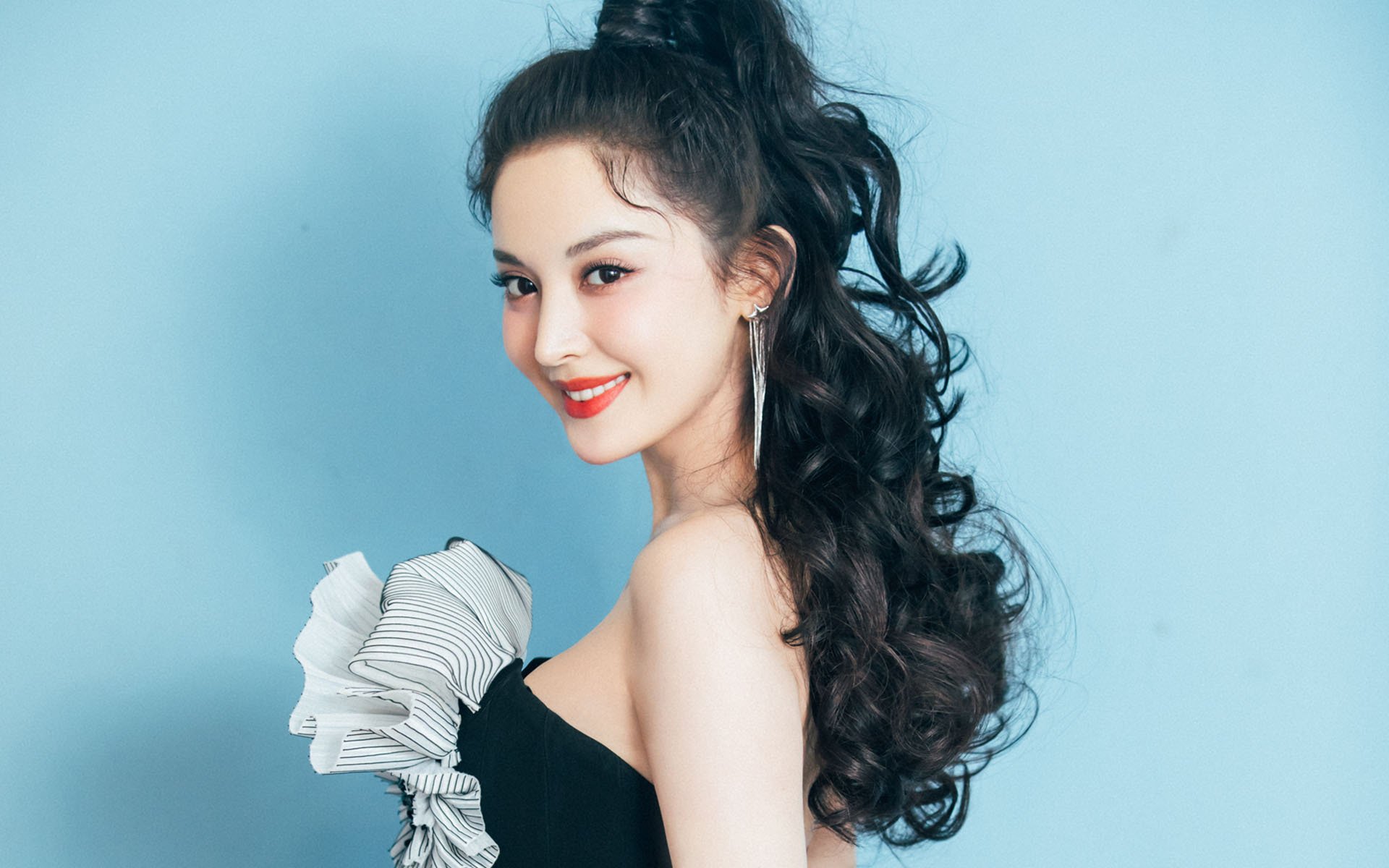 爱游戏体育官方网站-西甲高光瞬间：突破、任意球、悬念不断，历年西甲用球