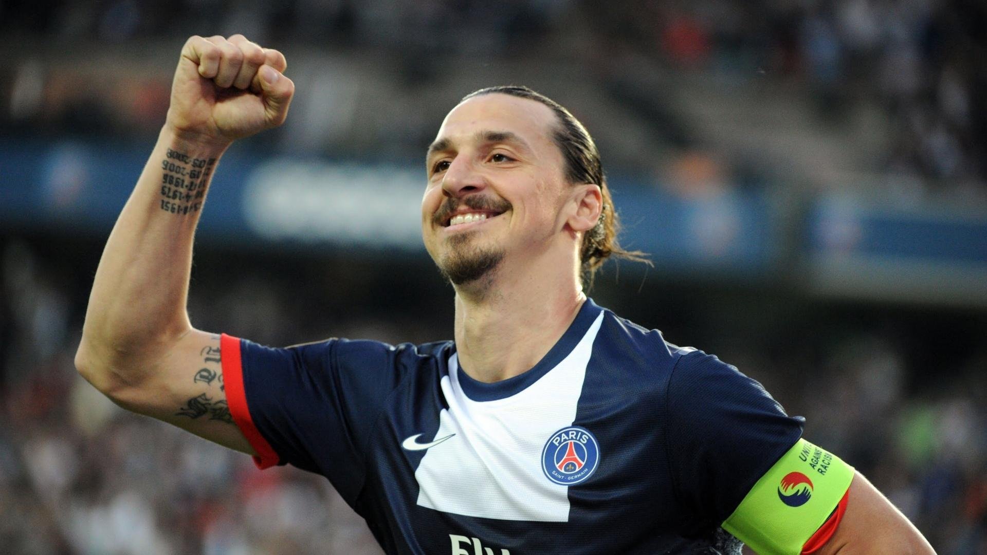 _球迷全场助威：场边欢呼声此起彼伏_，球场球迷喊的什么