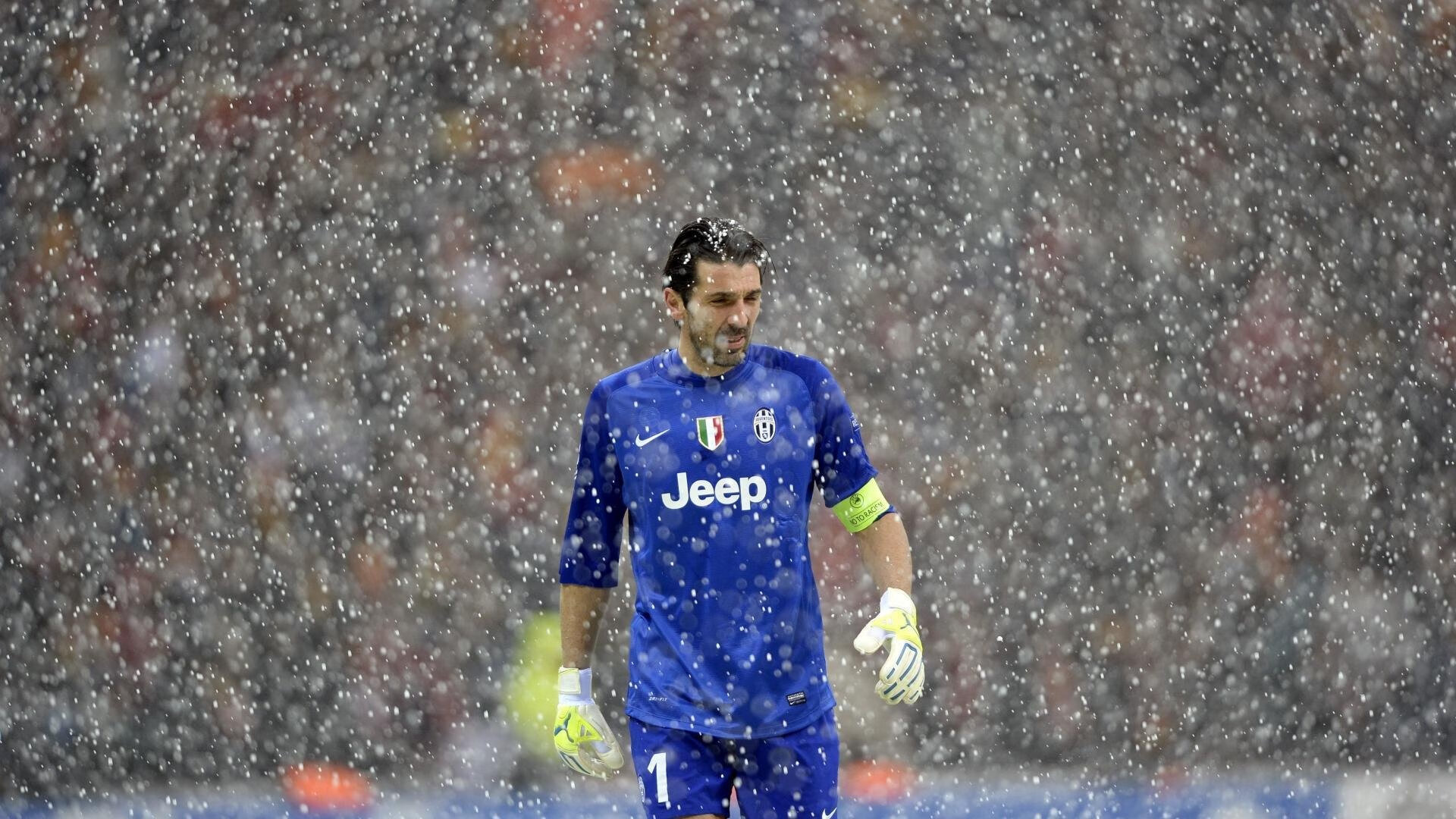 西甲角逐激烈，比分1-1，门将多次精彩扑救，场均成功断球72%、传球成功率86%