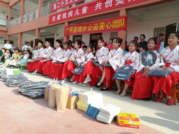 爱游戏体育：篮球公益活动走进山区，传递爱与希望的简单介绍